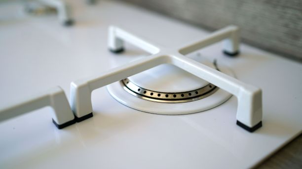 白色现代煤气炉。现代豪华煤气炉顶部与瓷砖后挡板的宏观特写图片下载