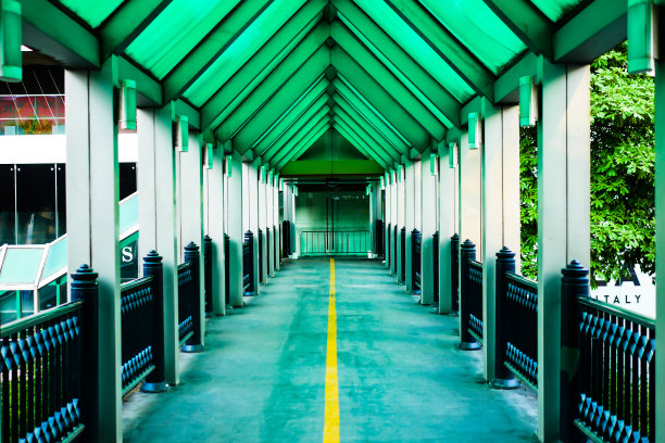 复古的天空漫步和绿色的屋顶图片下载