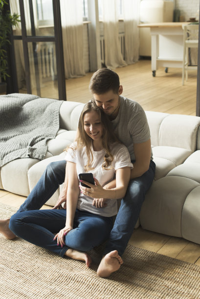 生活方式是在家里和一对年轻男女坐在房间里图片下载