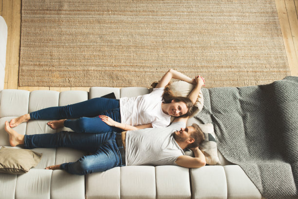 生活方式是在家里和一对年轻男女坐在房间里图片下载