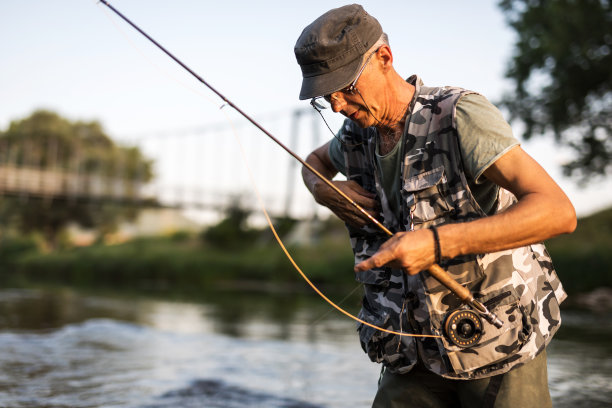 渔夫用苍蝇换鱼饵图片下载