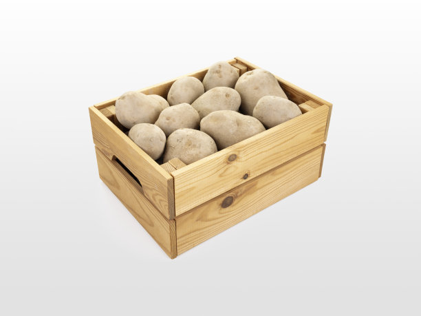 白色背景上的木箱里装着生土豆图片下载