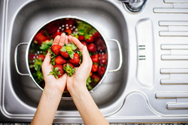 女人洗草莓图片下载