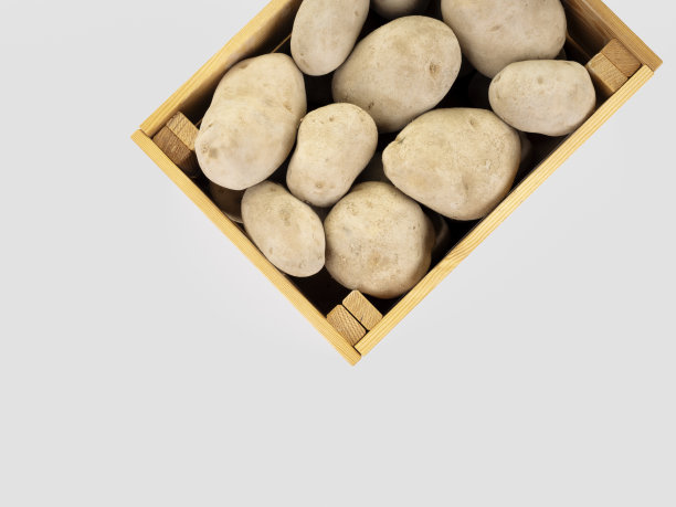 白色背景上的木箱里装着生土豆图片下载