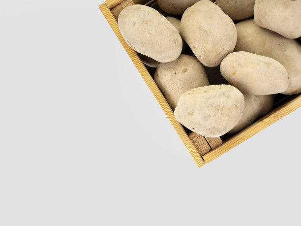 白色背景上的木箱里装着生土豆图片下载
