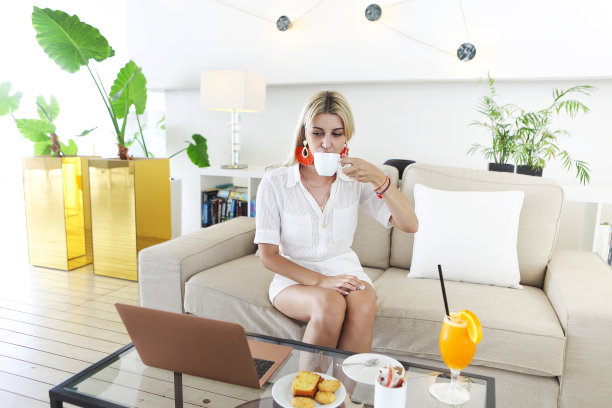 早上喝咖啡，用笔记本电脑的女人图片下载