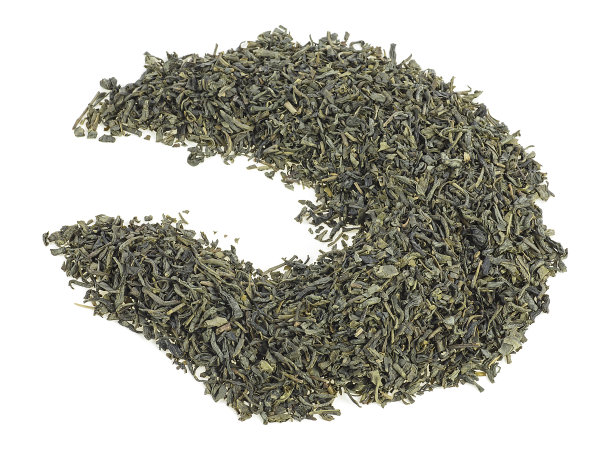 一堆干燥的中国绿茶孤立在白色的背景图片下载