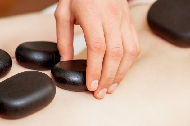 按摩背部的石头。图片下载