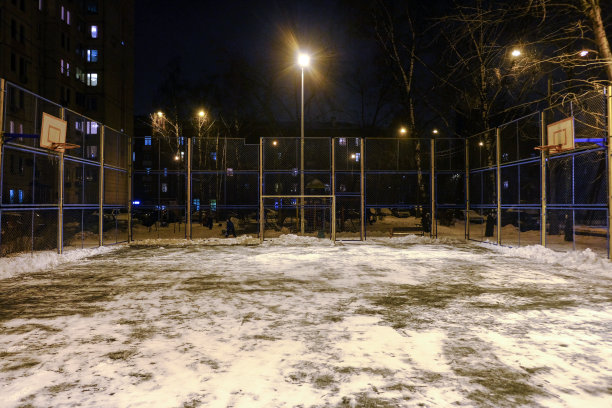 莫斯科院子里篮球场的夜景图片下载