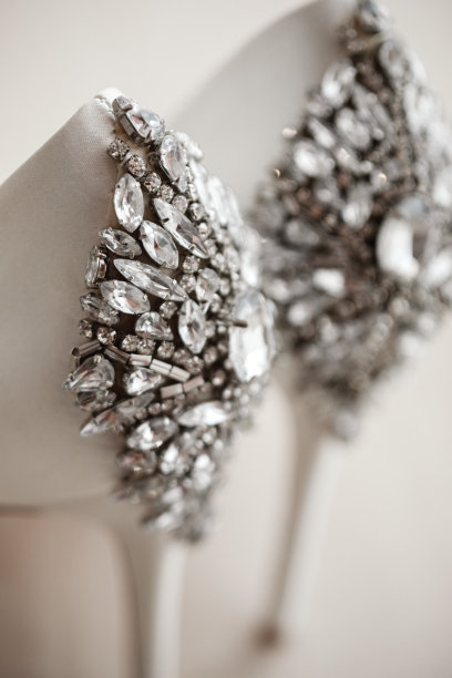 新娘高跟鞋水晶镶嵌的一双鞋在白色的背景。婚礼配件。闪闪发光的女人高跟鞋。图片下载