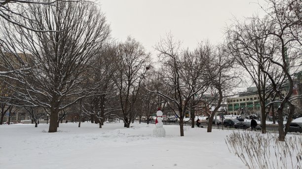 公园里的雪人图片下载