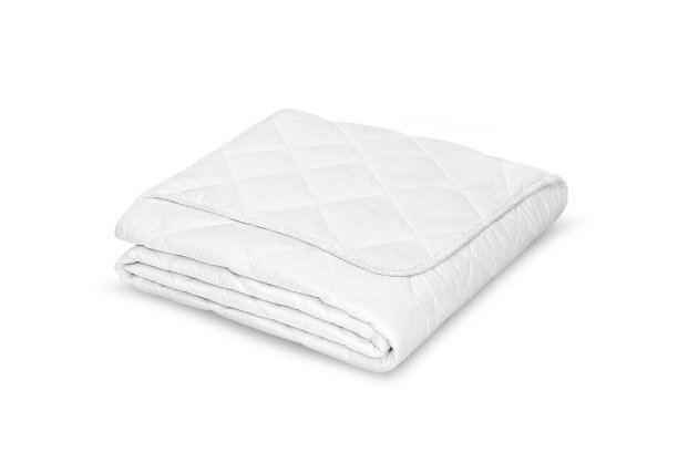 折叠柔软的白色毯子，床单或羽绒被，舒适的睡眠。折叠在白色背景上的白色毯子。织物结构。3 d模型。舒适的睡眠。近距离的照片图片下载