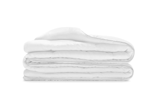 折叠柔软的白色毯子，床单或羽绒被，舒适的睡眠。折叠在白色背景上的白色毯子。织物结构。3 d模型。舒适的睡眠。近距离的照片图片下载