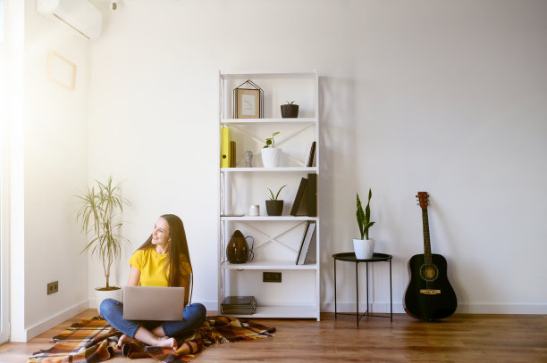 一个穿着便服，拿着笔记本电脑的女人图片下载