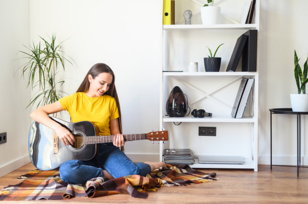 拿着吉他的女人是在休闲图片下载