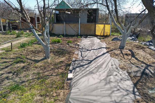 带有地表薄膜的小屋地块图片下载