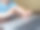 好奇的蹒跚学步的男孩探索着笔记本电脑，并按下了电脑键盘上的按钮。图片下载