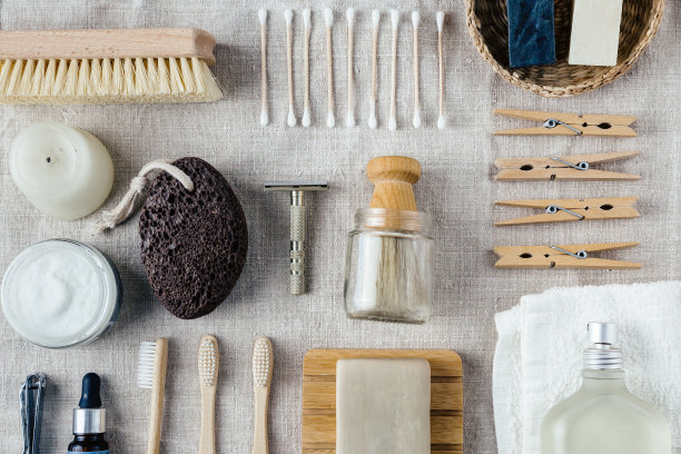 日常洗涤配件布置在自然背景平面上。图片下载