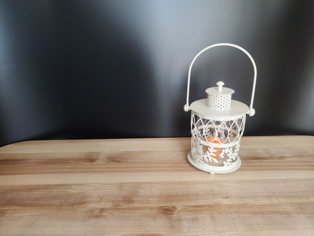 复古灯笼与橙色蜡烛在桌子上与黑色背景。概念-斋月节日庆典。免版税库存照片图片下载