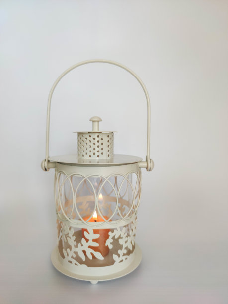 复古灯笼与橙色蜡烛在桌子上与白色的背景。概念-斋月节日庆典。免版税库存照片图片下载