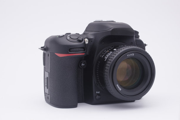 白色背景下的黑色单反相机图片下载