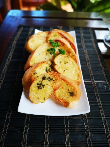 桌上放着切片大蒜面包图片下载