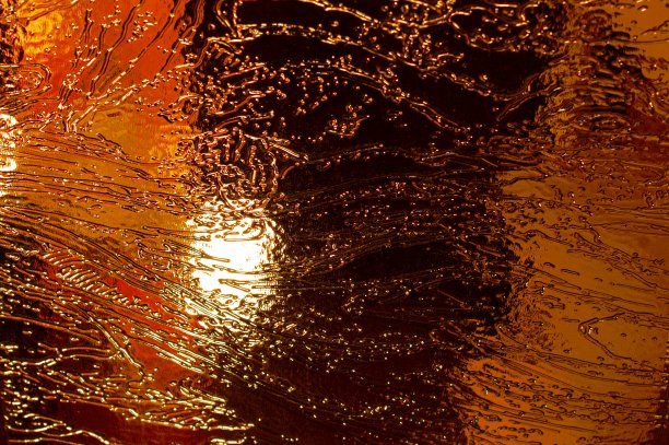 房间里有彩色图案的玻璃。发光的抽象背景。图片下载