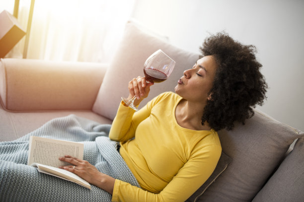 年轻貌美的非洲女人在享受美酒图片下载