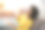 年轻貌美的非洲女人在享受美酒图片下载