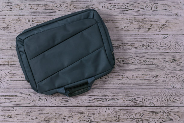 彩色木板上的大型笔记本电脑包。图片下载