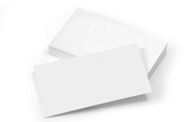 名片叠在白色的背景上图片下载