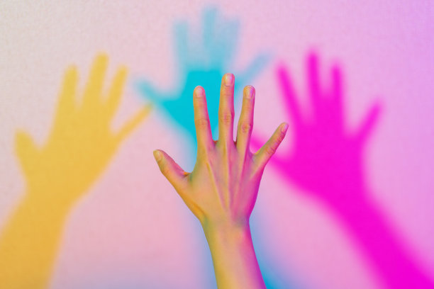 霓虹灯手的特写照片图片下载