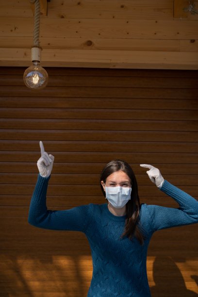 在她的头像照片上方，戴着面罩的女人指着灯泡图片下载