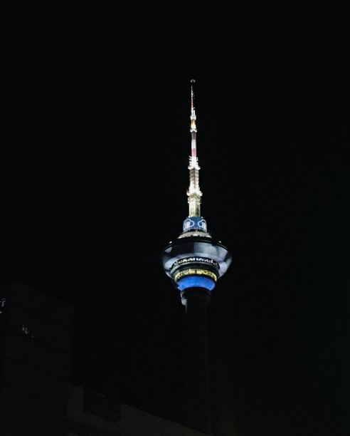 电视塔在黑暗中图片下载