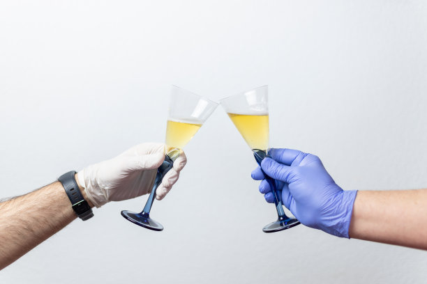 双手戴防护手套，烤两杯面包。结束冠状病毒危机的概念，冠状病毒19图片下载