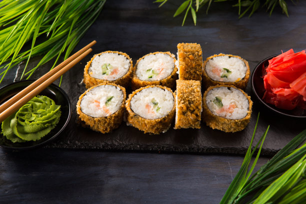 一套油炸寿司卷与芥末和生姜在黑色的背景。日本东方美食图片下载