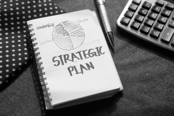 办公桌上的记事本上的成长图图片下载