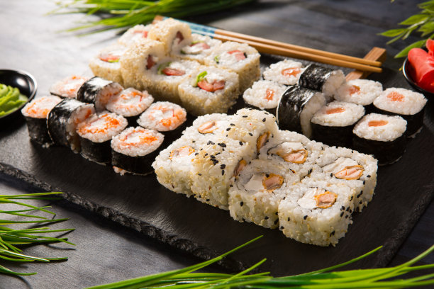 一套寿司卷与芥末和生姜在黑色的背景。日本东方美食图片下载