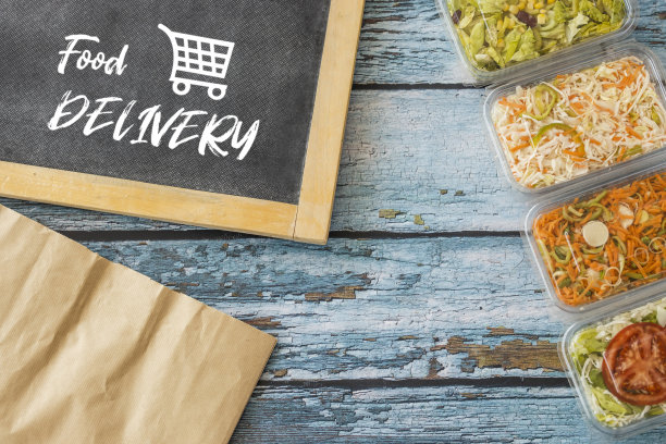 蔬菜沙拉塑料容器，购物袋和黑板图片下载