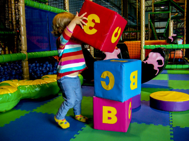孩子们在游戏室里学习用大方块拼字。教学龄前儿童读写和数学基础知识。图片下载