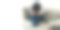 独自挣扎。一个孤独的女人坐在她的沙发上，拥抱她的膝盖和隐藏她的头哭泣的特写照片。图片下载