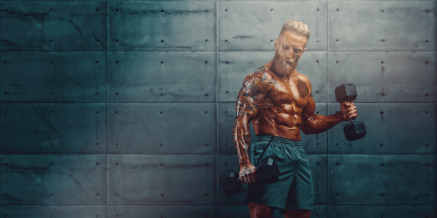 健美运动员做哑铃二头肌卷。影棚拍摄。本空间图片下载