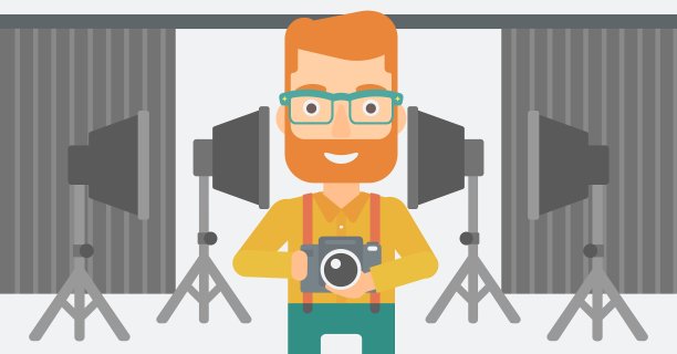 微笑的摄影师拿着相机图片下载