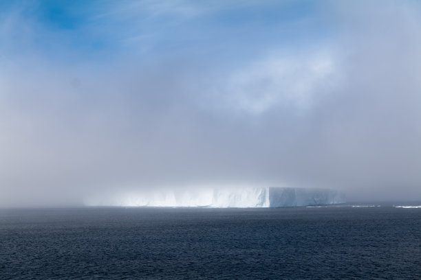海雾和平顶冰山图片下载