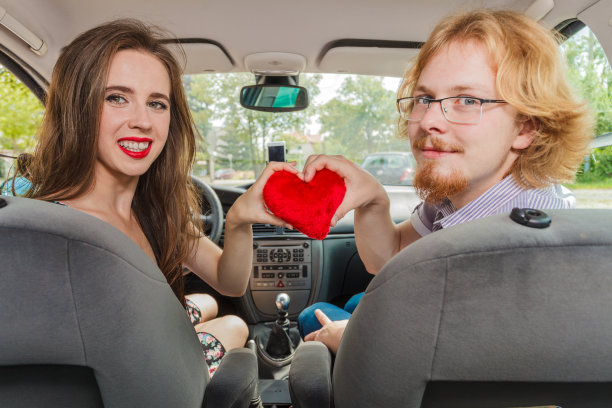 男人和女人在车里示爱图片下载