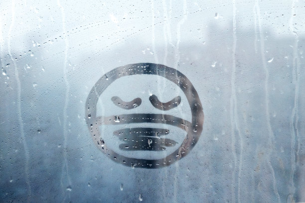 悲哀的脸，闭上眼睛，戴上防护医疗口罩，涂在湿蓝窗上，带着雨滴的概念照片自我隔离，冠状病毒，冠状病毒- 19图片下载