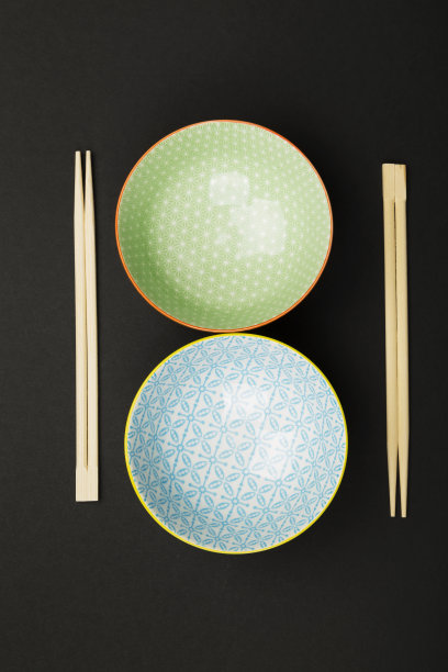 以黑色为背景的亚洲菜。前视图。食品的背景图片下载