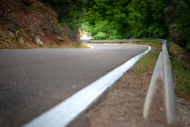 森林里一条有白线的弯路图片下载