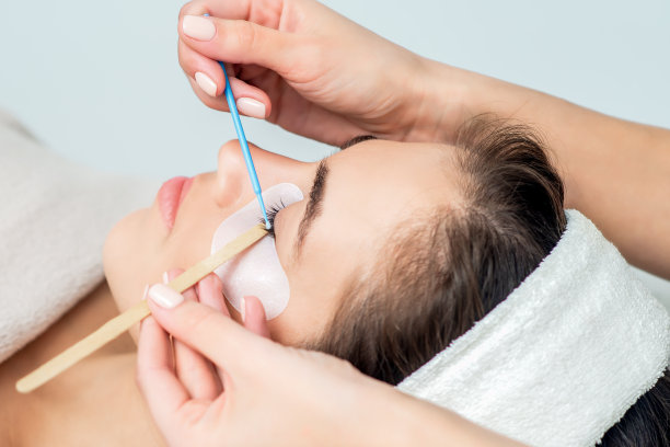 手用棉签擦眼。图片下载