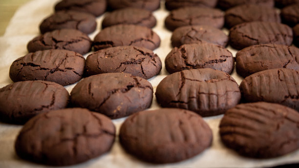 一套巧克力饼干在白纸基地图片下载